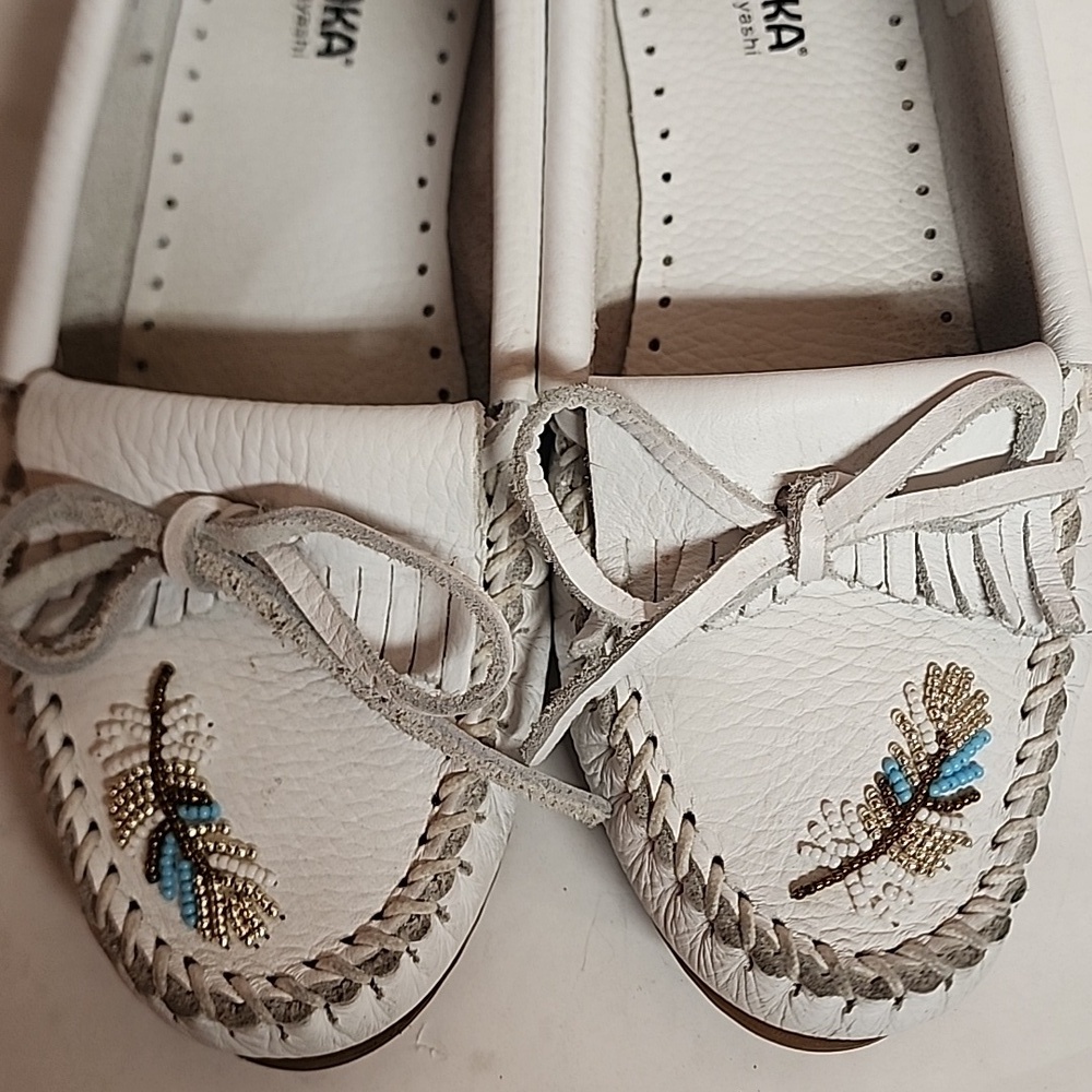 Minnetonka Womens White Slip-On Moccasins with Beautiful Beaded Design Sz 9 - Picture 3 of 9